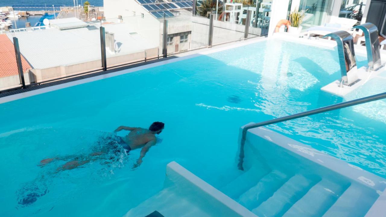 Gran Hotel Nagari Boutique & Spa Βίγκο Εξωτερικό φωτογραφία A man swimming in a rooftop pool