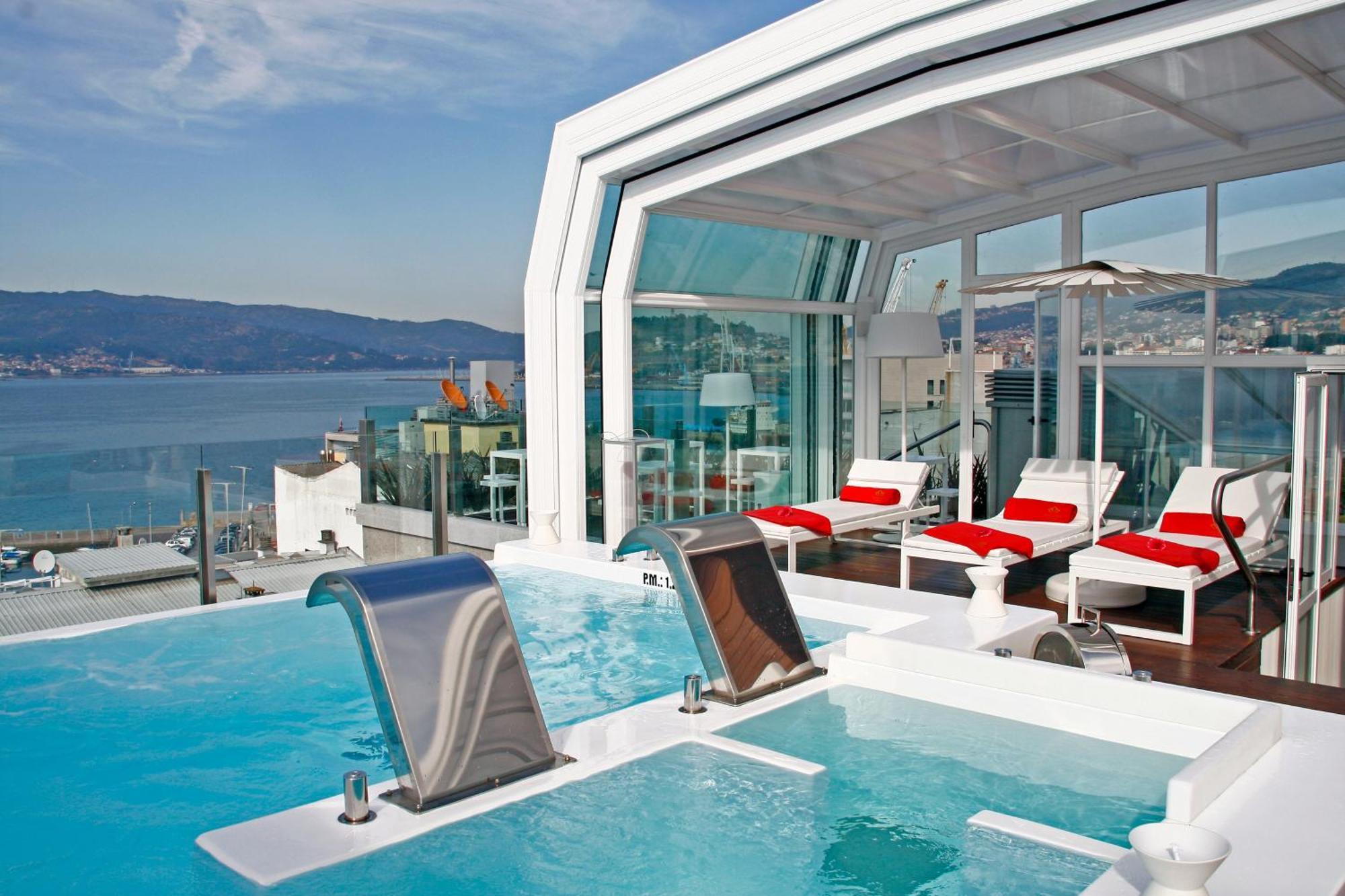 Gran Hotel Nagari Boutique & Spa Βίγκο Ανέσεις φωτογραφία The rooftop pool at the Hotel Alexandra