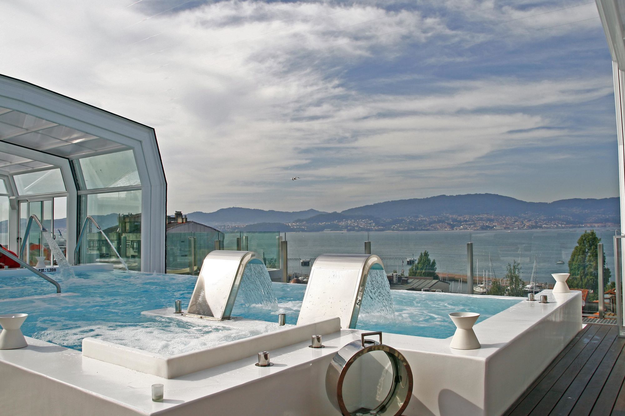 Gran Hotel Nagari Boutique & Spa Βίγκο Εξωτερικό φωτογραφία The rooftop pool at the hotel